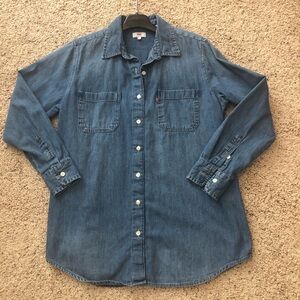 Levi’s blue denim long sleeve shirt with front pockets and side slits. Medium.